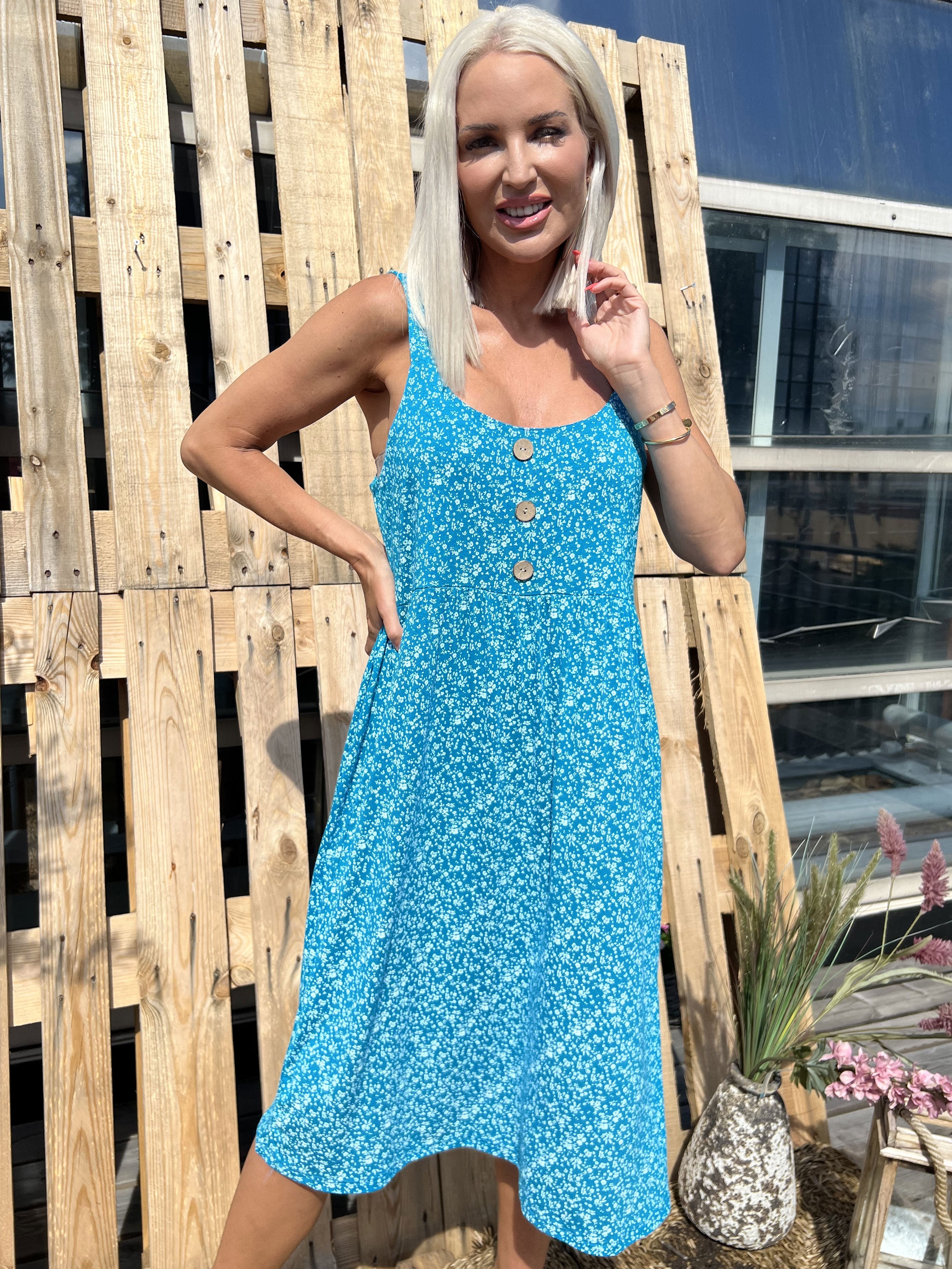 Mai - Klänning med vitt mönster och träknappar